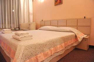Отель Семеен Хотел Сокол Сандански Двухместный номер с 1 кроватью или 2 отдельными кроватями-24
